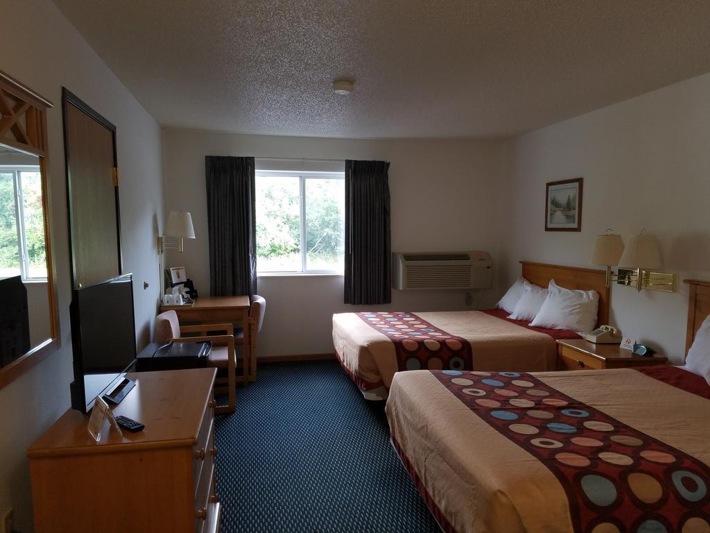 Super 8 By Wyndham Phillips Hotel Exterior photo