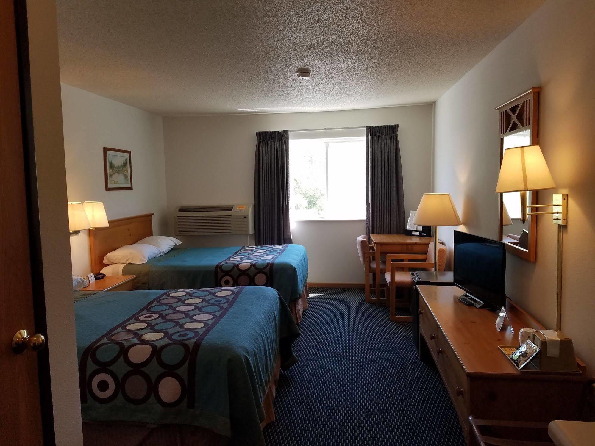 Super 8 By Wyndham Phillips Hotel Exterior photo